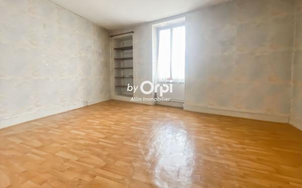 Immeuble à vendre    3 pièces • 152 m2 Montluçon