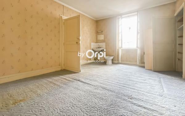 Immeuble à vendre    3 pièces • 152 m2 Montluçon