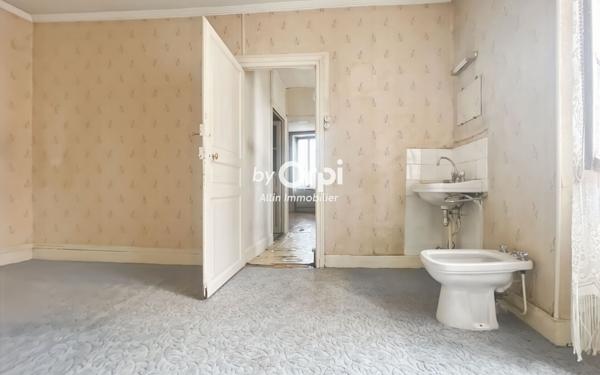 Immeuble à vendre    3 pièces • 152 m2 Montluçon