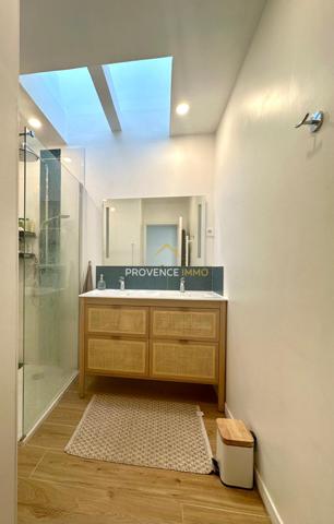 Salon-de-Provence (13300) Maison de ville mitoyenne rénovée avec jardin et combles aménagés- Salon de Provence