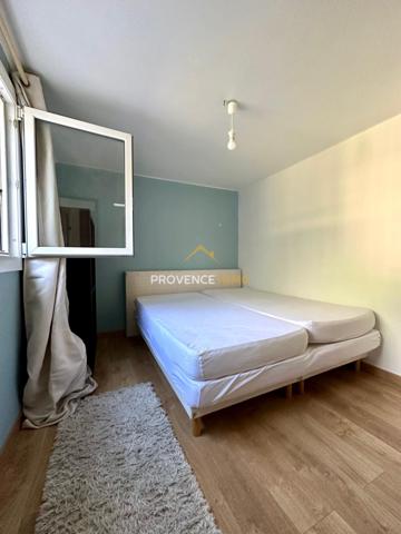 Salon-de-Provence (13300) Maison de ville mitoyenne rénovée avec jardin et combles aménagés- Salon de Provence