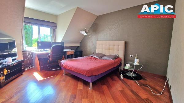GROSLAY,

Belle construction et beaux volumes pour ...