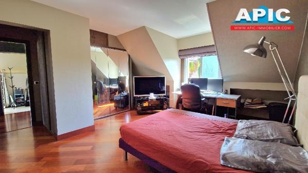GROSLAY,

Belle construction et beaux volumes pour ...