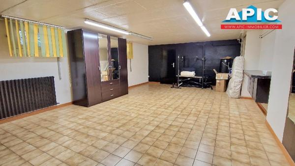 GROSLAY,

Belle construction et beaux volumes pour ...