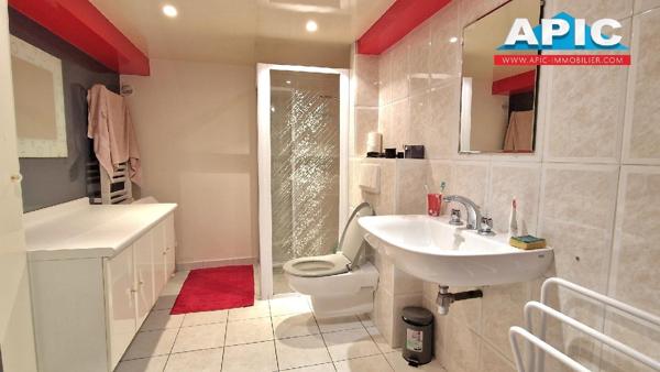 GROSLAY,

Belle construction et beaux volumes pour ...