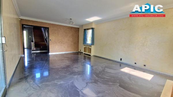 GROSLAY,

Belle construction et beaux volumes pour ...
