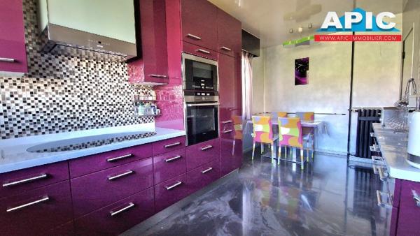 GROSLAY,

Belle construction et beaux volumes pour ...