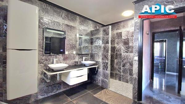 GROSLAY,

Belle construction et beaux volumes pour ...