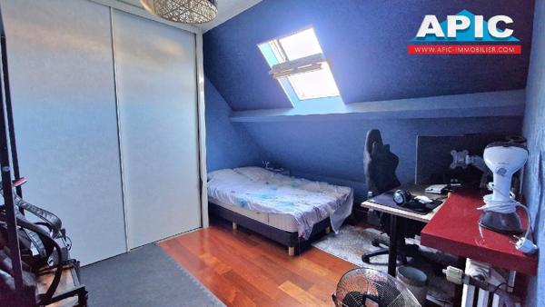 GROSLAY,

Belle construction et beaux volumes pour ...