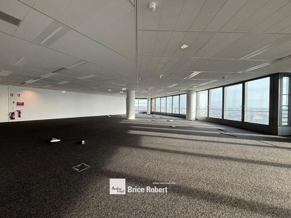 Bureaux à louer Lyon 3ème dans immeuble emblématique et lumineux Part Dieu