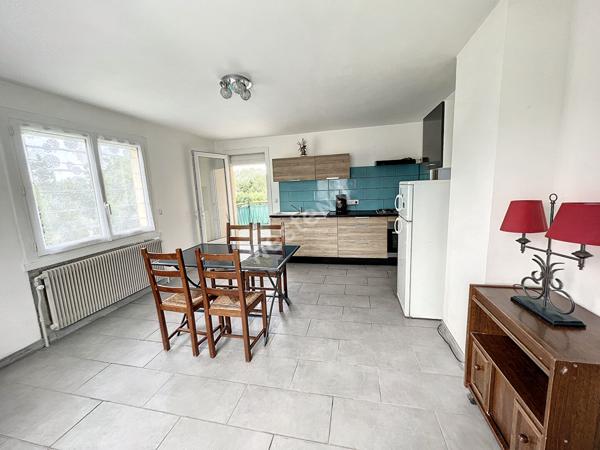 Maison proche des commodités et des arcades.