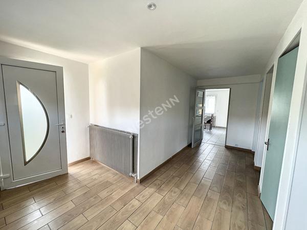 Maison proche des commodités et des arcades.