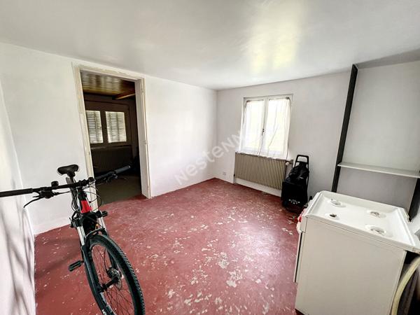 Maison proche des commodités et des arcades.