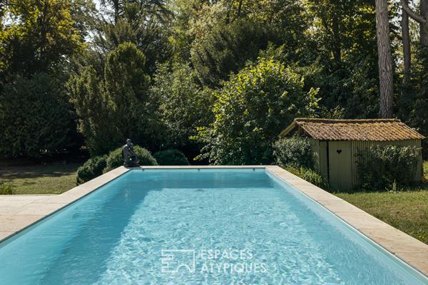Maison contemporaine d’architecte avec piscine et parc traversé par un ruisseau