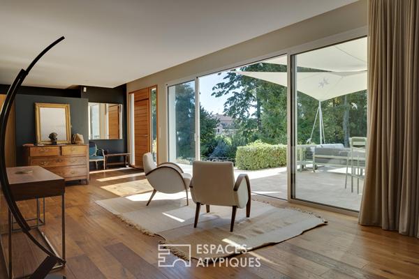 Maison contemporaine d’architecte avec piscine et parc traversé par un ruisseau