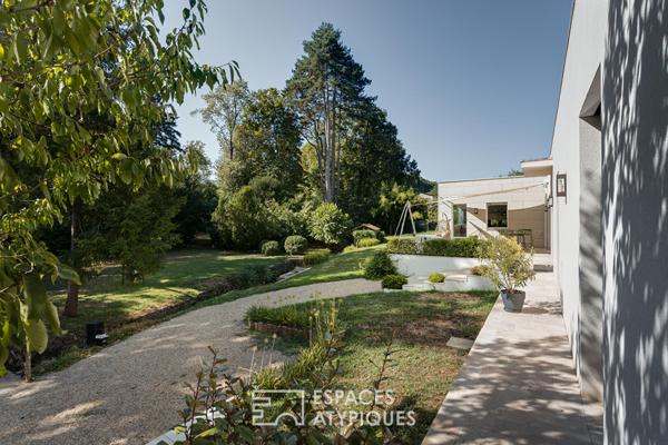 Maison contemporaine d’architecte avec piscine et parc traversé par un ruisseau
