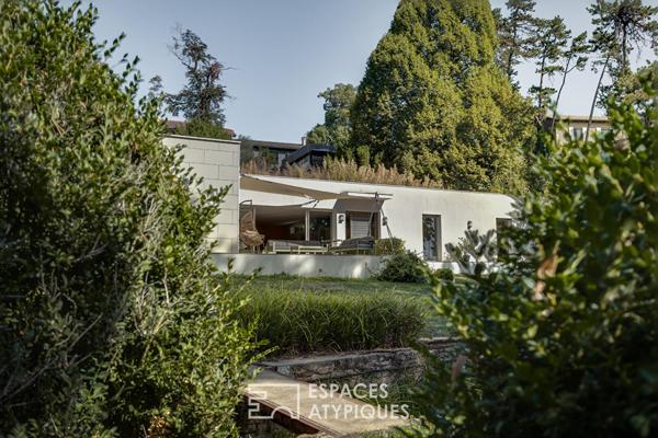 Maison contemporaine d’architecte avec piscine et parc traversé par un ruisseau