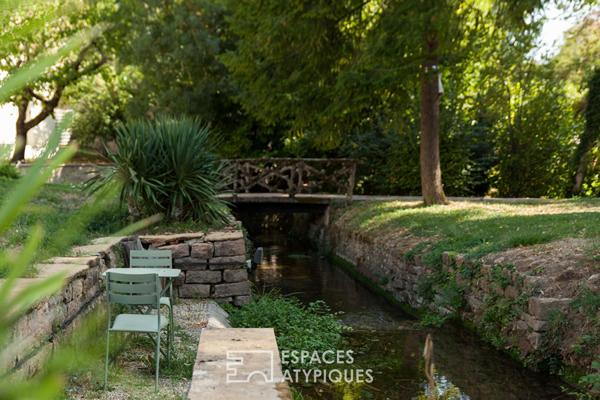 Maison contemporaine d’architecte avec piscine et parc traversé par un ruisseau
