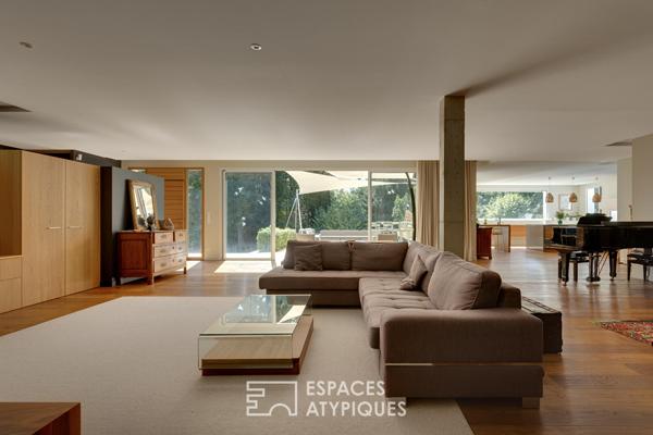 Maison contemporaine d’architecte avec piscine et parc traversé par un ruisseau
