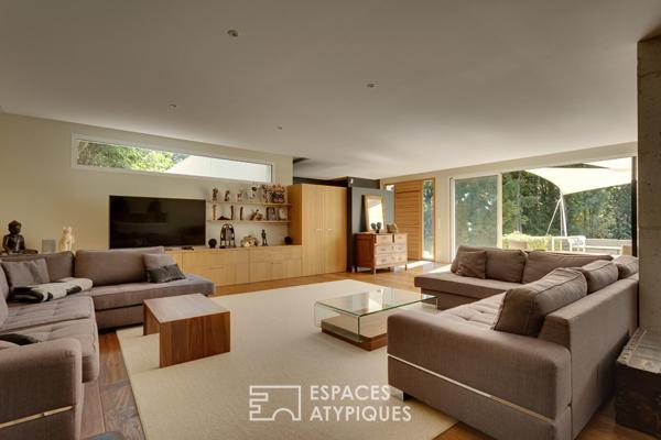 Maison contemporaine d’architecte avec piscine et parc traversé par un ruisseau