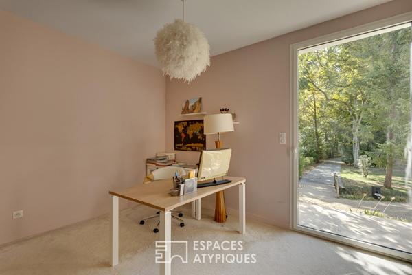 Maison contemporaine d’architecte avec piscine et parc traversé par un ruisseau