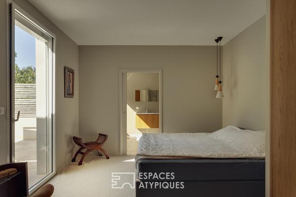 Maison contemporaine d’architecte avec piscine et parc traversé par un ruisseau