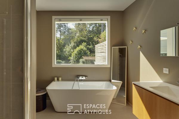 Maison contemporaine d’architecte avec piscine et parc traversé par un ruisseau