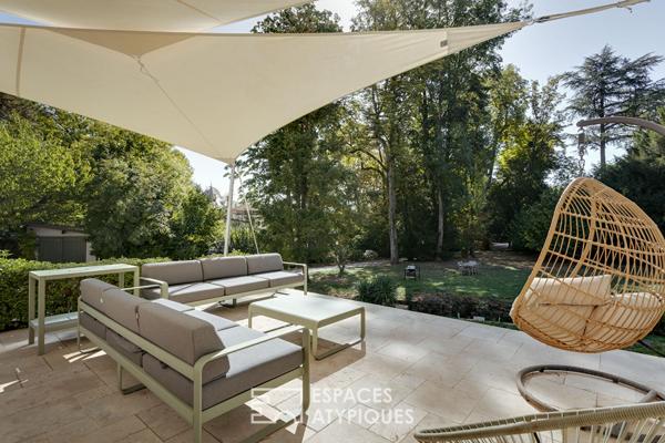 Maison contemporaine d’architecte avec piscine et parc traversé par un ruisseau