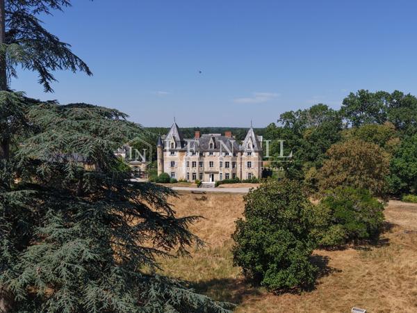 Château XIXe entouré d’un joli parc de 2,9 ha dans le Maine