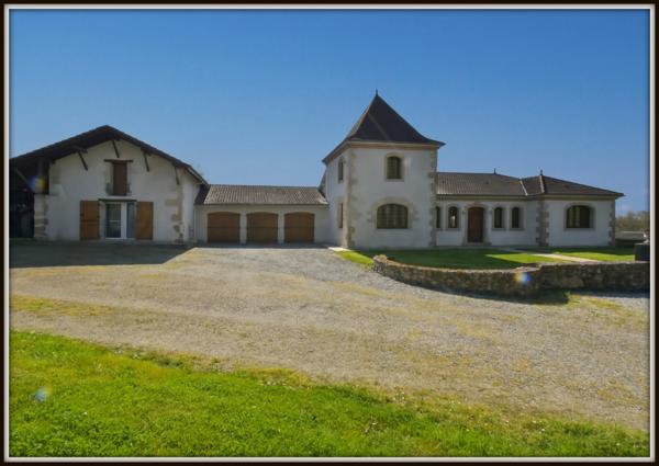 PROPRIETE 13 Ha - MAISON DE MAITRE + APPARTEMENT + BOX CHEVAUX