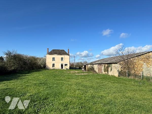 Maison de caractère en pierre avec dépendances et terrain - Secteur Saint-Varent