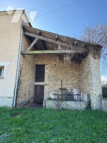 Maison de caractère en pierre avec dépendances et terrain - Secteur Saint-Varent