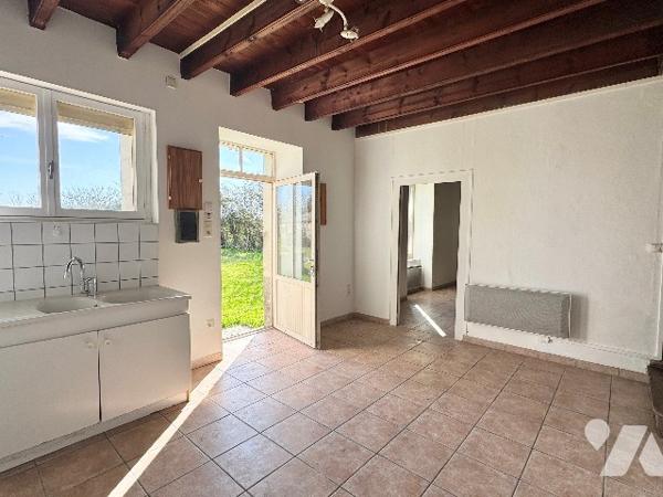 Maison de caractère en pierre avec dépendances et terrain - Secteur Saint-Varent