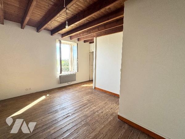 Maison de caractère en pierre avec dépendances et terrain - Secteur Saint-Varent