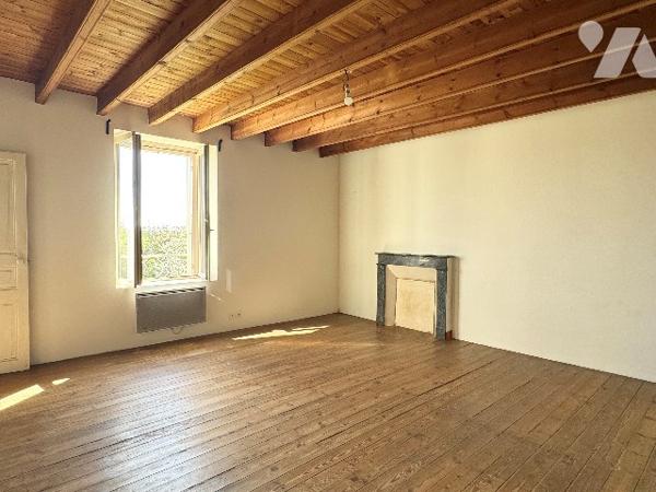 Maison de caractère en pierre avec dépendances et terrain - Secteur Saint-Varent