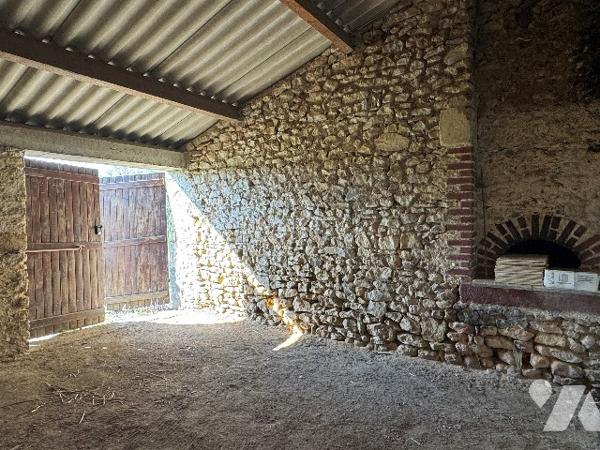 Maison de caractère en pierre avec dépendances et terrain - Secteur Saint-Varent