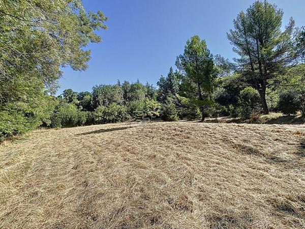TERRAIN CONSTRUCTIBLE DE 1210 M² DANS UN ENVIRONNEMENT CALME
