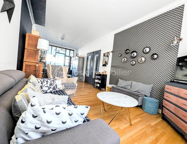 ✨COUP DE CŒUR – MAISON T7 AVEC 5 CHAMBRES, GRANDE TERRASSE, ATELIER ET PARKINGS – À 2 MINUTES À PIED DE LA PLACE LUTON

Une maison familiale pleine de charme, des volumes généreux et un emplacement privilégié !
À seulement 2 minutes à pied de la Place Luton, dans une rue particulièrement calme et agréable, découvrez cette belle maison T7 qui conjugue à merveille espace, fonctionnalité et potentiel.
Dès l’entrée, vous serez séduit par ses beaux volumes et son atmosphère chaleureuse. La maison offre une configuration idéale pour une famille à la recherche d’espace, avec 5 chambres, permettant également d’envisager aisément un bureau, une chambre d’amis ou un espace dédié au télétravail.

🏠UNE MAISON PENSÉE POUR LA VIE DE FAMILLE

La maison se compose notamment de :

5 chambres, dont une agréable chambre parentale disposant de sa propre salle de bains 
1 salle de douche supplémentaire 
2 WC indépendants, l’un au rez-de-chaussée et l’autre à l’étage 
une lingerie, particulièrement pratique au quotidien 
une cuisine fonctionnelle avec four, micro-ondes, lave-vaisselle et hotte 
une arrière-cuisine offrant un espace supplémentaire très appréciable 
une cave pour le stockage et le rangement.

Le charme est également au rendez-vous avec la présence de parquet massif, qui apporte chaleur et élégance aux espaces de vie.

🪴UN EXTÉRIEUR QUI FAIT LA DIFFÉRENCE

À l'arrière de la maison, vous profiterez d'une très grande terrasse, véritable prolongement des espaces de vie.
Un lieu idéal pour partager des repas en famille ou entre amis, profiter des beaux jours, aménager un espace repas, un salon extérieur ou simplement savourer un moment de tranquillité.
Dans la cour, vous découvrirez également un très grand atelier, offrant un potentiel exceptionnel.
Sa superficie et ses possibilités permettent d'imaginer de nombreux projets :
atelier d'artiste, espace de bricolage, salle de sport, salle de jeux, bureau, espace professionnel, stockage ou même création d'un studio.
Un ancien coffre-fort est également présent dans cet atelier, apportant une touche originale et pleine de caractère à ce lieu.
La toiture de l'atelier a été entièrement refaite en mars 2026, vous permettant de profiter d'un bâtiment extérieur parfaitement entretenu.

🌟CONFORT ET ÉQUIPEMENTS

La maison bénéficie de double vitrage ainsi que de volets roulants électriques.
Le chauffage est assuré par une chaudière gaz de ville, qui fonctionne parfaitement accompagné d'un thermostat d'ambiance.
La production d'eau chaude est assurée par un ballon électrique de grande capacité.
DPE : D – GES : D

🅿️STATIONNEMENT : UN VÉRITABLE ATOUT

Autre avantage particulièrement recherché dans le secteur : 2 places de parking en sous-sol couvert, situées face à la maison.
Ces deux places sont proposées dans le cadre d'un bail de location, au tarif de 55 € par place et par mois, soit 110 € mensuels pour les deux places.
Il est également possible de ne louer qu'une seule place, selon vos besoins.

🛍️LES PETITS DÉTAILS QUI RESTENT
Parce que ce sont souvent les détails qui donnent une véritable âme à une maison, les appliques et lustres présents dans la maison resteront sur place, tout comme le superbe dressing bleu réalisé entièrement sur mesure, parfaitement intégré à l'espace.

🥇UNE LOCALISATION IDÉALE

Profiter du calme d'une rue résidentielle tout en étant à seulement 2 minutes à pied de la Place Luton, c'est l'un des véritables points forts de cette propriété.
Vous bénéficiez ainsi d'un environnement pratique au quotidien, tout en conservant le calme et l'intimité recherchés pour une maison familiale.
Taxe foncière : 1 560 €

🏘️UNE MAISON À DÉCOUVRIR SANS TARDER

Avec ses 5 chambres, ses beaux volumes, sa très grande terrasse, son atelier aux multiples possibilités, sa cave, ses deux salles d'eau, ses deux WC, ses stationnements à proximité immédiate et son emplacement privilégié, cette maison T7 offre une combinaison particulièrement rare.
Une maison familiale, chaleureuse et évolutive, qui saura s'adapter à de nombreux projets de vie.

À découvrir rapidement !