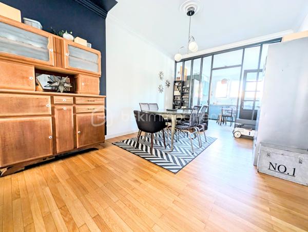 ✨COUP DE CŒUR – MAISON T7 AVEC 5 CHAMBRES, GRANDE TERRASSE, ATELIER ET PARKINGS – À 2 MINUTES À PIED DE LA PLACE LUTON

Une maison familiale pleine de charme, des volumes généreux et un emplacement privilégié !
À seulement 2 minutes à pied de la Place Luton, dans une rue particulièrement calme et agréable, découvrez cette belle maison T7 qui conjugue à merveille espace, fonctionnalité et potentiel.
Dès l’entrée, vous serez séduit par ses beaux volumes et son atmosphère chaleureuse. La maison offre une configuration idéale pour une famille à la recherche d’espace, avec 5 chambres, permettant également d’envisager aisément un bureau, une chambre d’amis ou un espace dédié au télétravail.

🏠UNE MAISON PENSÉE POUR LA VIE DE FAMILLE

La maison se compose notamment de :

5 chambres, dont une agréable chambre parentale disposant de sa propre salle de bains 
1 salle de douche supplémentaire 
2 WC indépendants, l’un au rez-de-chaussée et l’autre à l’étage 
une lingerie, particulièrement pratique au quotidien 
une cuisine fonctionnelle avec four, micro-ondes, lave-vaisselle et hotte 
une arrière-cuisine offrant un espace supplémentaire très appréciable 
une cave pour le stockage et le rangement.

Le charme est également au rendez-vous avec la présence de parquet massif, qui apporte chaleur et élégance aux espaces de vie.

🪴UN EXTÉRIEUR QUI FAIT LA DIFFÉRENCE

À l'arrière de la maison, vous profiterez d'une très grande terrasse, véritable prolongement des espaces de vie.
Un lieu idéal pour partager des repas en famille ou entre amis, profiter des beaux jours, aménager un espace repas, un salon extérieur ou simplement savourer un moment de tranquillité.
Dans la cour, vous découvrirez également un très grand atelier, offrant un potentiel exceptionnel.
Sa superficie et ses possibilités permettent d'imaginer de nombreux projets :
atelier d'artiste, espace de bricolage, salle de sport, salle de jeux, bureau, espace professionnel, stockage ou même création d'un studio.
Un ancien coffre-fort est également présent dans cet atelier, apportant une touche originale et pleine de caractère à ce lieu.
La toiture de l'atelier a été entièrement refaite en mars 2026, vous permettant de profiter d'un bâtiment extérieur parfaitement entretenu.

🌟CONFORT ET ÉQUIPEMENTS

La maison bénéficie de double vitrage ainsi que de volets roulants électriques.
Le chauffage est assuré par une chaudière gaz de ville, qui fonctionne parfaitement accompagné d'un thermostat d'ambiance.
La production d'eau chaude est assurée par un ballon électrique de grande capacité.
DPE : D – GES : D

🅿️STATIONNEMENT : UN VÉRITABLE ATOUT

Autre avantage particulièrement recherché dans le secteur : 2 places de parking en sous-sol couvert, situées face à la maison.
Ces deux places sont proposées dans le cadre d'un bail de location, au tarif de 55 € par place et par mois, soit 110 € mensuels pour les deux places.
Il est également possible de ne louer qu'une seule place, selon vos besoins.

🛍️LES PETITS DÉTAILS QUI RESTENT
Parce que ce sont souvent les détails qui donnent une véritable âme à une maison, les appliques et lustres présents dans la maison resteront sur place, tout comme le superbe dressing bleu réalisé entièrement sur mesure, parfaitement intégré à l'espace.

🥇UNE LOCALISATION IDÉALE

Profiter du calme d'une rue résidentielle tout en étant à seulement 2 minutes à pied de la Place Luton, c'est l'un des véritables points forts de cette propriété.
Vous bénéficiez ainsi d'un environnement pratique au quotidien, tout en conservant le calme et l'intimité recherchés pour une maison familiale.
Taxe foncière : 1 560 €

🏘️UNE MAISON À DÉCOUVRIR SANS TARDER

Avec ses 5 chambres, ses beaux volumes, sa très grande terrasse, son atelier aux multiples possibilités, sa cave, ses deux salles d'eau, ses deux WC, ses stationnements à proximité immédiate et son emplacement privilégié, cette maison T7 offre une combinaison particulièrement rare.
Une maison familiale, chaleureuse et évolutive, qui saura s'adapter à de nombreux projets de vie.

À découvrir rapidement !