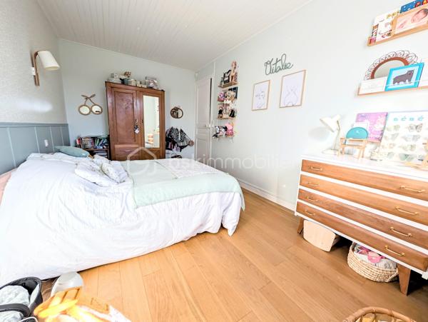 ✨COUP DE CŒUR – MAISON T7 AVEC 5 CHAMBRES, GRANDE TERRASSE, ATELIER ET PARKINGS – À 2 MINUTES À PIED DE LA PLACE LUTON

Une maison familiale pleine de charme, des volumes généreux et un emplacement privilégié !
À seulement 2 minutes à pied de la Place Luton, dans une rue particulièrement calme et agréable, découvrez cette belle maison T7 qui conjugue à merveille espace, fonctionnalité et potentiel.
Dès l’entrée, vous serez séduit par ses beaux volumes et son atmosphère chaleureuse. La maison offre une configuration idéale pour une famille à la recherche d’espace, avec 5 chambres, permettant également d’envisager aisément un bureau, une chambre d’amis ou un espace dédié au télétravail.

🏠UNE MAISON PENSÉE POUR LA VIE DE FAMILLE

La maison se compose notamment de :

5 chambres, dont une agréable chambre parentale disposant de sa propre salle de bains 
1 salle de douche supplémentaire 
2 WC indépendants, l’un au rez-de-chaussée et l’autre à l’étage 
une lingerie, particulièrement pratique au quotidien 
une cuisine fonctionnelle avec four, micro-ondes, lave-vaisselle et hotte 
une arrière-cuisine offrant un espace supplémentaire très appréciable 
une cave pour le stockage et le rangement.

Le charme est également au rendez-vous avec la présence de parquet massif, qui apporte chaleur et élégance aux espaces de vie.

🪴UN EXTÉRIEUR QUI FAIT LA DIFFÉRENCE

À l'arrière de la maison, vous profiterez d'une très grande terrasse, véritable prolongement des espaces de vie.
Un lieu idéal pour partager des repas en famille ou entre amis, profiter des beaux jours, aménager un espace repas, un salon extérieur ou simplement savourer un moment de tranquillité.
Dans la cour, vous découvrirez également un très grand atelier, offrant un potentiel exceptionnel.
Sa superficie et ses possibilités permettent d'imaginer de nombreux projets :
atelier d'artiste, espace de bricolage, salle de sport, salle de jeux, bureau, espace professionnel, stockage ou même création d'un studio.
Un ancien coffre-fort est également présent dans cet atelier, apportant une touche originale et pleine de caractère à ce lieu.
La toiture de l'atelier a été entièrement refaite en mars 2026, vous permettant de profiter d'un bâtiment extérieur parfaitement entretenu.

🌟CONFORT ET ÉQUIPEMENTS

La maison bénéficie de double vitrage ainsi que de volets roulants électriques.
Le chauffage est assuré par une chaudière gaz de ville, qui fonctionne parfaitement accompagné d'un thermostat d'ambiance.
La production d'eau chaude est assurée par un ballon électrique de grande capacité.
DPE : D – GES : D

🅿️STATIONNEMENT : UN VÉRITABLE ATOUT

Autre avantage particulièrement recherché dans le secteur : 2 places de parking en sous-sol couvert, situées face à la maison.
Ces deux places sont proposées dans le cadre d'un bail de location, au tarif de 55 € par place et par mois, soit 110 € mensuels pour les deux places.
Il est également possible de ne louer qu'une seule place, selon vos besoins.

🛍️LES PETITS DÉTAILS QUI RESTENT
Parce que ce sont souvent les détails qui donnent une véritable âme à une maison, les appliques et lustres présents dans la maison resteront sur place, tout comme le superbe dressing bleu réalisé entièrement sur mesure, parfaitement intégré à l'espace.

🥇UNE LOCALISATION IDÉALE

Profiter du calme d'une rue résidentielle tout en étant à seulement 2 minutes à pied de la Place Luton, c'est l'un des véritables points forts de cette propriété.
Vous bénéficiez ainsi d'un environnement pratique au quotidien, tout en conservant le calme et l'intimité recherchés pour une maison familiale.
Taxe foncière : 1 560 €

🏘️UNE MAISON À DÉCOUVRIR SANS TARDER

Avec ses 5 chambres, ses beaux volumes, sa très grande terrasse, son atelier aux multiples possibilités, sa cave, ses deux salles d'eau, ses deux WC, ses stationnements à proximité immédiate et son emplacement privilégié, cette maison T7 offre une combinaison particulièrement rare.
Une maison familiale, chaleureuse et évolutive, qui saura s'adapter à de nombreux projets de vie.

À découvrir rapidement !