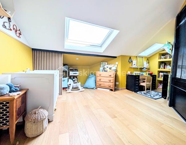 ✨COUP DE CŒUR – MAISON T7 AVEC 5 CHAMBRES, GRANDE TERRASSE, ATELIER ET PARKINGS – À 2 MINUTES À PIED DE LA PLACE LUTON

Une maison familiale pleine de charme, des volumes généreux et un emplacement privilégié !
À seulement 2 minutes à pied de la Place Luton, dans une rue particulièrement calme et agréable, découvrez cette belle maison T7 qui conjugue à merveille espace, fonctionnalité et potentiel.
Dès l’entrée, vous serez séduit par ses beaux volumes et son atmosphère chaleureuse. La maison offre une configuration idéale pour une famille à la recherche d’espace, avec 5 chambres, permettant également d’envisager aisément un bureau, une chambre d’amis ou un espace dédié au télétravail.

🏠UNE MAISON PENSÉE POUR LA VIE DE FAMILLE

La maison se compose notamment de :

5 chambres, dont une agréable chambre parentale disposant de sa propre salle de bains 
1 salle de douche supplémentaire 
2 WC indépendants, l’un au rez-de-chaussée et l’autre à l’étage 
une lingerie, particulièrement pratique au quotidien 
une cuisine fonctionnelle avec four, micro-ondes, lave-vaisselle et hotte 
une arrière-cuisine offrant un espace supplémentaire très appréciable 
une cave pour le stockage et le rangement.

Le charme est également au rendez-vous avec la présence de parquet massif, qui apporte chaleur et élégance aux espaces de vie.

🪴UN EXTÉRIEUR QUI FAIT LA DIFFÉRENCE

À l'arrière de la maison, vous profiterez d'une très grande terrasse, véritable prolongement des espaces de vie.
Un lieu idéal pour partager des repas en famille ou entre amis, profiter des beaux jours, aménager un espace repas, un salon extérieur ou simplement savourer un moment de tranquillité.
Dans la cour, vous découvrirez également un très grand atelier, offrant un potentiel exceptionnel.
Sa superficie et ses possibilités permettent d'imaginer de nombreux projets :
atelier d'artiste, espace de bricolage, salle de sport, salle de jeux, bureau, espace professionnel, stockage ou même création d'un studio.
Un ancien coffre-fort est également présent dans cet atelier, apportant une touche originale et pleine de caractère à ce lieu.
La toiture de l'atelier a été entièrement refaite en mars 2026, vous permettant de profiter d'un bâtiment extérieur parfaitement entretenu.

🌟CONFORT ET ÉQUIPEMENTS

La maison bénéficie de double vitrage ainsi que de volets roulants électriques.
Le chauffage est assuré par une chaudière gaz de ville, qui fonctionne parfaitement accompagné d'un thermostat d'ambiance.
La production d'eau chaude est assurée par un ballon électrique de grande capacité.
DPE : D – GES : D

🅿️STATIONNEMENT : UN VÉRITABLE ATOUT

Autre avantage particulièrement recherché dans le secteur : 2 places de parking en sous-sol couvert, situées face à la maison.
Ces deux places sont proposées dans le cadre d'un bail de location, au tarif de 55 € par place et par mois, soit 110 € mensuels pour les deux places.
Il est également possible de ne louer qu'une seule place, selon vos besoins.

🛍️LES PETITS DÉTAILS QUI RESTENT
Parce que ce sont souvent les détails qui donnent une véritable âme à une maison, les appliques et lustres présents dans la maison resteront sur place, tout comme le superbe dressing bleu réalisé entièrement sur mesure, parfaitement intégré à l'espace.

🥇UNE LOCALISATION IDÉALE

Profiter du calme d'une rue résidentielle tout en étant à seulement 2 minutes à pied de la Place Luton, c'est l'un des véritables points forts de cette propriété.
Vous bénéficiez ainsi d'un environnement pratique au quotidien, tout en conservant le calme et l'intimité recherchés pour une maison familiale.
Taxe foncière : 1 560 €

🏘️UNE MAISON À DÉCOUVRIR SANS TARDER

Avec ses 5 chambres, ses beaux volumes, sa très grande terrasse, son atelier aux multiples possibilités, sa cave, ses deux salles d'eau, ses deux WC, ses stationnements à proximité immédiate et son emplacement privilégié, cette maison T7 offre une combinaison particulièrement rare.
Une maison familiale, chaleureuse et évolutive, qui saura s'adapter à de nombreux projets de vie.

À découvrir rapidement !