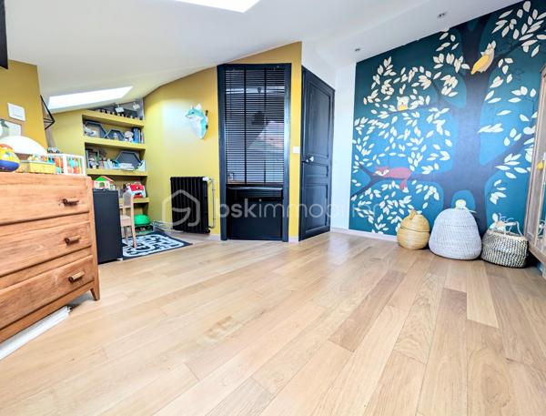✨COUP DE CŒUR – MAISON T7 AVEC 5 CHAMBRES, GRANDE TERRASSE, ATELIER ET PARKINGS – À 2 MINUTES À PIED DE LA PLACE LUTON

Une maison familiale pleine de charme, des volumes généreux et un emplacement privilégié !
À seulement 2 minutes à pied de la Place Luton, dans une rue particulièrement calme et agréable, découvrez cette belle maison T7 qui conjugue à merveille espace, fonctionnalité et potentiel.
Dès l’entrée, vous serez séduit par ses beaux volumes et son atmosphère chaleureuse. La maison offre une configuration idéale pour une famille à la recherche d’espace, avec 5 chambres, permettant également d’envisager aisément un bureau, une chambre d’amis ou un espace dédié au télétravail.

🏠UNE MAISON PENSÉE POUR LA VIE DE FAMILLE

La maison se compose notamment de :

5 chambres, dont une agréable chambre parentale disposant de sa propre salle de bains 
1 salle de douche supplémentaire 
2 WC indépendants, l’un au rez-de-chaussée et l’autre à l’étage 
une lingerie, particulièrement pratique au quotidien 
une cuisine fonctionnelle avec four, micro-ondes, lave-vaisselle et hotte 
une arrière-cuisine offrant un espace supplémentaire très appréciable 
une cave pour le stockage et le rangement.

Le charme est également au rendez-vous avec la présence de parquet massif, qui apporte chaleur et élégance aux espaces de vie.

🪴UN EXTÉRIEUR QUI FAIT LA DIFFÉRENCE

À l'arrière de la maison, vous profiterez d'une très grande terrasse, véritable prolongement des espaces de vie.
Un lieu idéal pour partager des repas en famille ou entre amis, profiter des beaux jours, aménager un espace repas, un salon extérieur ou simplement savourer un moment de tranquillité.
Dans la cour, vous découvrirez également un très grand atelier, offrant un potentiel exceptionnel.
Sa superficie et ses possibilités permettent d'imaginer de nombreux projets :
atelier d'artiste, espace de bricolage, salle de sport, salle de jeux, bureau, espace professionnel, stockage ou même création d'un studio.
Un ancien coffre-fort est également présent dans cet atelier, apportant une touche originale et pleine de caractère à ce lieu.
La toiture de l'atelier a été entièrement refaite en mars 2026, vous permettant de profiter d'un bâtiment extérieur parfaitement entretenu.

🌟CONFORT ET ÉQUIPEMENTS

La maison bénéficie de double vitrage ainsi que de volets roulants électriques.
Le chauffage est assuré par une chaudière gaz de ville, qui fonctionne parfaitement accompagné d'un thermostat d'ambiance.
La production d'eau chaude est assurée par un ballon électrique de grande capacité.
DPE : D – GES : D

🅿️STATIONNEMENT : UN VÉRITABLE ATOUT

Autre avantage particulièrement recherché dans le secteur : 2 places de parking en sous-sol couvert, situées face à la maison.
Ces deux places sont proposées dans le cadre d'un bail de location, au tarif de 55 € par place et par mois, soit 110 € mensuels pour les deux places.
Il est également possible de ne louer qu'une seule place, selon vos besoins.

🛍️LES PETITS DÉTAILS QUI RESTENT
Parce que ce sont souvent les détails qui donnent une véritable âme à une maison, les appliques et lustres présents dans la maison resteront sur place, tout comme le superbe dressing bleu réalisé entièrement sur mesure, parfaitement intégré à l'espace.

🥇UNE LOCALISATION IDÉALE

Profiter du calme d'une rue résidentielle tout en étant à seulement 2 minutes à pied de la Place Luton, c'est l'un des véritables points forts de cette propriété.
Vous bénéficiez ainsi d'un environnement pratique au quotidien, tout en conservant le calme et l'intimité recherchés pour une maison familiale.
Taxe foncière : 1 560 €

🏘️UNE MAISON À DÉCOUVRIR SANS TARDER

Avec ses 5 chambres, ses beaux volumes, sa très grande terrasse, son atelier aux multiples possibilités, sa cave, ses deux salles d'eau, ses deux WC, ses stationnements à proximité immédiate et son emplacement privilégié, cette maison T7 offre une combinaison particulièrement rare.
Une maison familiale, chaleureuse et évolutive, qui saura s'adapter à de nombreux projets de vie.

À découvrir rapidement !