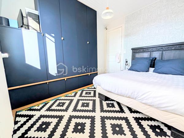 ✨COUP DE CŒUR – MAISON T7 AVEC 5 CHAMBRES, GRANDE TERRASSE, ATELIER ET PARKINGS – À 2 MINUTES À PIED DE LA PLACE LUTON

Une maison familiale pleine de charme, des volumes généreux et un emplacement privilégié !
À seulement 2 minutes à pied de la Place Luton, dans une rue particulièrement calme et agréable, découvrez cette belle maison T7 qui conjugue à merveille espace, fonctionnalité et potentiel.
Dès l’entrée, vous serez séduit par ses beaux volumes et son atmosphère chaleureuse. La maison offre une configuration idéale pour une famille à la recherche d’espace, avec 5 chambres, permettant également d’envisager aisément un bureau, une chambre d’amis ou un espace dédié au télétravail.

🏠UNE MAISON PENSÉE POUR LA VIE DE FAMILLE

La maison se compose notamment de :

5 chambres, dont une agréable chambre parentale disposant de sa propre salle de bains 
1 salle de douche supplémentaire 
2 WC indépendants, l’un au rez-de-chaussée et l’autre à l’étage 
une lingerie, particulièrement pratique au quotidien 
une cuisine fonctionnelle avec four, micro-ondes, lave-vaisselle et hotte 
une arrière-cuisine offrant un espace supplémentaire très appréciable 
une cave pour le stockage et le rangement.

Le charme est également au rendez-vous avec la présence de parquet massif, qui apporte chaleur et élégance aux espaces de vie.

🪴UN EXTÉRIEUR QUI FAIT LA DIFFÉRENCE

À l'arrière de la maison, vous profiterez d'une très grande terrasse, véritable prolongement des espaces de vie.
Un lieu idéal pour partager des repas en famille ou entre amis, profiter des beaux jours, aménager un espace repas, un salon extérieur ou simplement savourer un moment de tranquillité.
Dans la cour, vous découvrirez également un très grand atelier, offrant un potentiel exceptionnel.
Sa superficie et ses possibilités permettent d'imaginer de nombreux projets :
atelier d'artiste, espace de bricolage, salle de sport, salle de jeux, bureau, espace professionnel, stockage ou même création d'un studio.
Un ancien coffre-fort est également présent dans cet atelier, apportant une touche originale et pleine de caractère à ce lieu.
La toiture de l'atelier a été entièrement refaite en mars 2026, vous permettant de profiter d'un bâtiment extérieur parfaitement entretenu.

🌟CONFORT ET ÉQUIPEMENTS

La maison bénéficie de double vitrage ainsi que de volets roulants électriques.
Le chauffage est assuré par une chaudière gaz de ville, qui fonctionne parfaitement accompagné d'un thermostat d'ambiance.
La production d'eau chaude est assurée par un ballon électrique de grande capacité.
DPE : D – GES : D

🅿️STATIONNEMENT : UN VÉRITABLE ATOUT

Autre avantage particulièrement recherché dans le secteur : 2 places de parking en sous-sol couvert, situées face à la maison.
Ces deux places sont proposées dans le cadre d'un bail de location, au tarif de 55 € par place et par mois, soit 110 € mensuels pour les deux places.
Il est également possible de ne louer qu'une seule place, selon vos besoins.

🛍️LES PETITS DÉTAILS QUI RESTENT
Parce que ce sont souvent les détails qui donnent une véritable âme à une maison, les appliques et lustres présents dans la maison resteront sur place, tout comme le superbe dressing bleu réalisé entièrement sur mesure, parfaitement intégré à l'espace.

🥇UNE LOCALISATION IDÉALE

Profiter du calme d'une rue résidentielle tout en étant à seulement 2 minutes à pied de la Place Luton, c'est l'un des véritables points forts de cette propriété.
Vous bénéficiez ainsi d'un environnement pratique au quotidien, tout en conservant le calme et l'intimité recherchés pour une maison familiale.
Taxe foncière : 1 560 €

🏘️UNE MAISON À DÉCOUVRIR SANS TARDER

Avec ses 5 chambres, ses beaux volumes, sa très grande terrasse, son atelier aux multiples possibilités, sa cave, ses deux salles d'eau, ses deux WC, ses stationnements à proximité immédiate et son emplacement privilégié, cette maison T7 offre une combinaison particulièrement rare.
Une maison familiale, chaleureuse et évolutive, qui saura s'adapter à de nombreux projets de vie.

À découvrir rapidement !