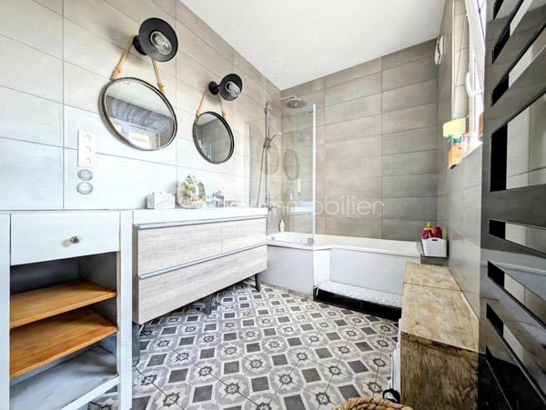 ✨COUP DE CŒUR – MAISON T7 AVEC 5 CHAMBRES, GRANDE TERRASSE, ATELIER ET PARKINGS – À 2 MINUTES À PIED DE LA PLACE LUTON

Une maison familiale pleine de charme, des volumes généreux et un emplacement privilégié !
À seulement 2 minutes à pied de la Place Luton, dans une rue particulièrement calme et agréable, découvrez cette belle maison T7 qui conjugue à merveille espace, fonctionnalité et potentiel.
Dès l’entrée, vous serez séduit par ses beaux volumes et son atmosphère chaleureuse. La maison offre une configuration idéale pour une famille à la recherche d’espace, avec 5 chambres, permettant également d’envisager aisément un bureau, une chambre d’amis ou un espace dédié au télétravail.

🏠UNE MAISON PENSÉE POUR LA VIE DE FAMILLE

La maison se compose notamment de :

5 chambres, dont une agréable chambre parentale disposant de sa propre salle de bains 
1 salle de douche supplémentaire 
2 WC indépendants, l’un au rez-de-chaussée et l’autre à l’étage 
une lingerie, particulièrement pratique au quotidien 
une cuisine fonctionnelle avec four, micro-ondes, lave-vaisselle et hotte 
une arrière-cuisine offrant un espace supplémentaire très appréciable 
une cave pour le stockage et le rangement.

Le charme est également au rendez-vous avec la présence de parquet massif, qui apporte chaleur et élégance aux espaces de vie.

🪴UN EXTÉRIEUR QUI FAIT LA DIFFÉRENCE

À l'arrière de la maison, vous profiterez d'une très grande terrasse, véritable prolongement des espaces de vie.
Un lieu idéal pour partager des repas en famille ou entre amis, profiter des beaux jours, aménager un espace repas, un salon extérieur ou simplement savourer un moment de tranquillité.
Dans la cour, vous découvrirez également un très grand atelier, offrant un potentiel exceptionnel.
Sa superficie et ses possibilités permettent d'imaginer de nombreux projets :
atelier d'artiste, espace de bricolage, salle de sport, salle de jeux, bureau, espace professionnel, stockage ou même création d'un studio.
Un ancien coffre-fort est également présent dans cet atelier, apportant une touche originale et pleine de caractère à ce lieu.
La toiture de l'atelier a été entièrement refaite en mars 2026, vous permettant de profiter d'un bâtiment extérieur parfaitement entretenu.

🌟CONFORT ET ÉQUIPEMENTS

La maison bénéficie de double vitrage ainsi que de volets roulants électriques.
Le chauffage est assuré par une chaudière gaz de ville, qui fonctionne parfaitement accompagné d'un thermostat d'ambiance.
La production d'eau chaude est assurée par un ballon électrique de grande capacité.
DPE : D – GES : D

🅿️STATIONNEMENT : UN VÉRITABLE ATOUT

Autre avantage particulièrement recherché dans le secteur : 2 places de parking en sous-sol couvert, situées face à la maison.
Ces deux places sont proposées dans le cadre d'un bail de location, au tarif de 55 € par place et par mois, soit 110 € mensuels pour les deux places.
Il est également possible de ne louer qu'une seule place, selon vos besoins.

🛍️LES PETITS DÉTAILS QUI RESTENT
Parce que ce sont souvent les détails qui donnent une véritable âme à une maison, les appliques et lustres présents dans la maison resteront sur place, tout comme le superbe dressing bleu réalisé entièrement sur mesure, parfaitement intégré à l'espace.

🥇UNE LOCALISATION IDÉALE

Profiter du calme d'une rue résidentielle tout en étant à seulement 2 minutes à pied de la Place Luton, c'est l'un des véritables points forts de cette propriété.
Vous bénéficiez ainsi d'un environnement pratique au quotidien, tout en conservant le calme et l'intimité recherchés pour une maison familiale.
Taxe foncière : 1 560 €

🏘️UNE MAISON À DÉCOUVRIR SANS TARDER

Avec ses 5 chambres, ses beaux volumes, sa très grande terrasse, son atelier aux multiples possibilités, sa cave, ses deux salles d'eau, ses deux WC, ses stationnements à proximité immédiate et son emplacement privilégié, cette maison T7 offre une combinaison particulièrement rare.
Une maison familiale, chaleureuse et évolutive, qui saura s'adapter à de nombreux projets de vie.

À découvrir rapidement !