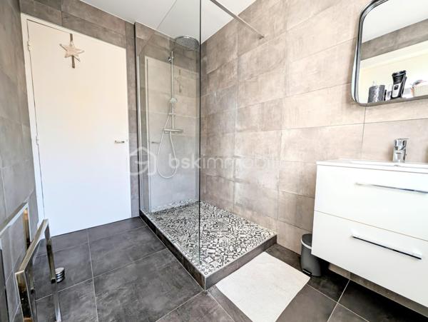 ✨COUP DE CŒUR – MAISON T7 AVEC 5 CHAMBRES, GRANDE TERRASSE, ATELIER ET PARKINGS – À 2 MINUTES À PIED DE LA PLACE LUTON

Une maison familiale pleine de charme, des volumes généreux et un emplacement privilégié !
À seulement 2 minutes à pied de la Place Luton, dans une rue particulièrement calme et agréable, découvrez cette belle maison T7 qui conjugue à merveille espace, fonctionnalité et potentiel.
Dès l’entrée, vous serez séduit par ses beaux volumes et son atmosphère chaleureuse. La maison offre une configuration idéale pour une famille à la recherche d’espace, avec 5 chambres, permettant également d’envisager aisément un bureau, une chambre d’amis ou un espace dédié au télétravail.

🏠UNE MAISON PENSÉE POUR LA VIE DE FAMILLE

La maison se compose notamment de :

5 chambres, dont une agréable chambre parentale disposant de sa propre salle de bains 
1 salle de douche supplémentaire 
2 WC indépendants, l’un au rez-de-chaussée et l’autre à l’étage 
une lingerie, particulièrement pratique au quotidien 
une cuisine fonctionnelle avec four, micro-ondes, lave-vaisselle et hotte 
une arrière-cuisine offrant un espace supplémentaire très appréciable 
une cave pour le stockage et le rangement.

Le charme est également au rendez-vous avec la présence de parquet massif, qui apporte chaleur et élégance aux espaces de vie.

🪴UN EXTÉRIEUR QUI FAIT LA DIFFÉRENCE

À l'arrière de la maison, vous profiterez d'une très grande terrasse, véritable prolongement des espaces de vie.
Un lieu idéal pour partager des repas en famille ou entre amis, profiter des beaux jours, aménager un espace repas, un salon extérieur ou simplement savourer un moment de tranquillité.
Dans la cour, vous découvrirez également un très grand atelier, offrant un potentiel exceptionnel.
Sa superficie et ses possibilités permettent d'imaginer de nombreux projets :
atelier d'artiste, espace de bricolage, salle de sport, salle de jeux, bureau, espace professionnel, stockage ou même création d'un studio.
Un ancien coffre-fort est également présent dans cet atelier, apportant une touche originale et pleine de caractère à ce lieu.
La toiture de l'atelier a été entièrement refaite en mars 2026, vous permettant de profiter d'un bâtiment extérieur parfaitement entretenu.

🌟CONFORT ET ÉQUIPEMENTS

La maison bénéficie de double vitrage ainsi que de volets roulants électriques.
Le chauffage est assuré par une chaudière gaz de ville, qui fonctionne parfaitement accompagné d'un thermostat d'ambiance.
La production d'eau chaude est assurée par un ballon électrique de grande capacité.
DPE : D – GES : D

🅿️STATIONNEMENT : UN VÉRITABLE ATOUT

Autre avantage particulièrement recherché dans le secteur : 2 places de parking en sous-sol couvert, situées face à la maison.
Ces deux places sont proposées dans le cadre d'un bail de location, au tarif de 55 € par place et par mois, soit 110 € mensuels pour les deux places.
Il est également possible de ne louer qu'une seule place, selon vos besoins.

🛍️LES PETITS DÉTAILS QUI RESTENT
Parce que ce sont souvent les détails qui donnent une véritable âme à une maison, les appliques et lustres présents dans la maison resteront sur place, tout comme le superbe dressing bleu réalisé entièrement sur mesure, parfaitement intégré à l'espace.

🥇UNE LOCALISATION IDÉALE

Profiter du calme d'une rue résidentielle tout en étant à seulement 2 minutes à pied de la Place Luton, c'est l'un des véritables points forts de cette propriété.
Vous bénéficiez ainsi d'un environnement pratique au quotidien, tout en conservant le calme et l'intimité recherchés pour une maison familiale.
Taxe foncière : 1 560 €

🏘️UNE MAISON À DÉCOUVRIR SANS TARDER

Avec ses 5 chambres, ses beaux volumes, sa très grande terrasse, son atelier aux multiples possibilités, sa cave, ses deux salles d'eau, ses deux WC, ses stationnements à proximité immédiate et son emplacement privilégié, cette maison T7 offre une combinaison particulièrement rare.
Une maison familiale, chaleureuse et évolutive, qui saura s'adapter à de nombreux projets de vie.

À découvrir rapidement !