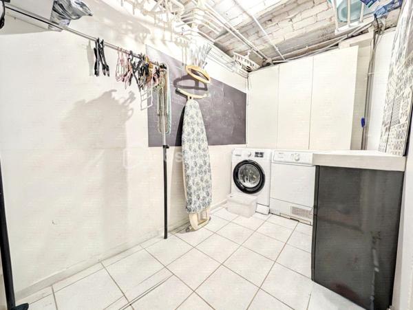 ✨COUP DE CŒUR – MAISON T7 AVEC 5 CHAMBRES, GRANDE TERRASSE, ATELIER ET PARKINGS – À 2 MINUTES À PIED DE LA PLACE LUTON

Une maison familiale pleine de charme, des volumes généreux et un emplacement privilégié !
À seulement 2 minutes à pied de la Place Luton, dans une rue particulièrement calme et agréable, découvrez cette belle maison T7 qui conjugue à merveille espace, fonctionnalité et potentiel.
Dès l’entrée, vous serez séduit par ses beaux volumes et son atmosphère chaleureuse. La maison offre une configuration idéale pour une famille à la recherche d’espace, avec 5 chambres, permettant également d’envisager aisément un bureau, une chambre d’amis ou un espace dédié au télétravail.

🏠UNE MAISON PENSÉE POUR LA VIE DE FAMILLE

La maison se compose notamment de :

5 chambres, dont une agréable chambre parentale disposant de sa propre salle de bains 
1 salle de douche supplémentaire 
2 WC indépendants, l’un au rez-de-chaussée et l’autre à l’étage 
une lingerie, particulièrement pratique au quotidien 
une cuisine fonctionnelle avec four, micro-ondes, lave-vaisselle et hotte 
une arrière-cuisine offrant un espace supplémentaire très appréciable 
une cave pour le stockage et le rangement.

Le charme est également au rendez-vous avec la présence de parquet massif, qui apporte chaleur et élégance aux espaces de vie.

🪴UN EXTÉRIEUR QUI FAIT LA DIFFÉRENCE

À l'arrière de la maison, vous profiterez d'une très grande terrasse, véritable prolongement des espaces de vie.
Un lieu idéal pour partager des repas en famille ou entre amis, profiter des beaux jours, aménager un espace repas, un salon extérieur ou simplement savourer un moment de tranquillité.
Dans la cour, vous découvrirez également un très grand atelier, offrant un potentiel exceptionnel.
Sa superficie et ses possibilités permettent d'imaginer de nombreux projets :
atelier d'artiste, espace de bricolage, salle de sport, salle de jeux, bureau, espace professionnel, stockage ou même création d'un studio.
Un ancien coffre-fort est également présent dans cet atelier, apportant une touche originale et pleine de caractère à ce lieu.
La toiture de l'atelier a été entièrement refaite en mars 2026, vous permettant de profiter d'un bâtiment extérieur parfaitement entretenu.

🌟CONFORT ET ÉQUIPEMENTS

La maison bénéficie de double vitrage ainsi que de volets roulants électriques.
Le chauffage est assuré par une chaudière gaz de ville, qui fonctionne parfaitement accompagné d'un thermostat d'ambiance.
La production d'eau chaude est assurée par un ballon électrique de grande capacité.
DPE : D – GES : D

🅿️STATIONNEMENT : UN VÉRITABLE ATOUT

Autre avantage particulièrement recherché dans le secteur : 2 places de parking en sous-sol couvert, situées face à la maison.
Ces deux places sont proposées dans le cadre d'un bail de location, au tarif de 55 € par place et par mois, soit 110 € mensuels pour les deux places.
Il est également possible de ne louer qu'une seule place, selon vos besoins.

🛍️LES PETITS DÉTAILS QUI RESTENT
Parce que ce sont souvent les détails qui donnent une véritable âme à une maison, les appliques et lustres présents dans la maison resteront sur place, tout comme le superbe dressing bleu réalisé entièrement sur mesure, parfaitement intégré à l'espace.

🥇UNE LOCALISATION IDÉALE

Profiter du calme d'une rue résidentielle tout en étant à seulement 2 minutes à pied de la Place Luton, c'est l'un des véritables points forts de cette propriété.
Vous bénéficiez ainsi d'un environnement pratique au quotidien, tout en conservant le calme et l'intimité recherchés pour une maison familiale.
Taxe foncière : 1 560 €

🏘️UNE MAISON À DÉCOUVRIR SANS TARDER

Avec ses 5 chambres, ses beaux volumes, sa très grande terrasse, son atelier aux multiples possibilités, sa cave, ses deux salles d'eau, ses deux WC, ses stationnements à proximité immédiate et son emplacement privilégié, cette maison T7 offre une combinaison particulièrement rare.
Une maison familiale, chaleureuse et évolutive, qui saura s'adapter à de nombreux projets de vie.

À découvrir rapidement !