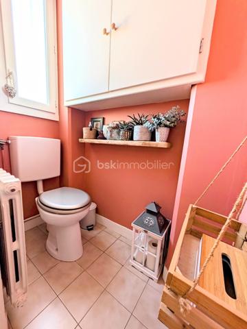 ✨COUP DE CŒUR – MAISON T7 AVEC 5 CHAMBRES, GRANDE TERRASSE, ATELIER ET PARKINGS – À 2 MINUTES À PIED DE LA PLACE LUTON

Une maison familiale pleine de charme, des volumes généreux et un emplacement privilégié !
À seulement 2 minutes à pied de la Place Luton, dans une rue particulièrement calme et agréable, découvrez cette belle maison T7 qui conjugue à merveille espace, fonctionnalité et potentiel.
Dès l’entrée, vous serez séduit par ses beaux volumes et son atmosphère chaleureuse. La maison offre une configuration idéale pour une famille à la recherche d’espace, avec 5 chambres, permettant également d’envisager aisément un bureau, une chambre d’amis ou un espace dédié au télétravail.

🏠UNE MAISON PENSÉE POUR LA VIE DE FAMILLE

La maison se compose notamment de :

5 chambres, dont une agréable chambre parentale disposant de sa propre salle de bains 
1 salle de douche supplémentaire 
2 WC indépendants, l’un au rez-de-chaussée et l’autre à l’étage 
une lingerie, particulièrement pratique au quotidien 
une cuisine fonctionnelle avec four, micro-ondes, lave-vaisselle et hotte 
une arrière-cuisine offrant un espace supplémentaire très appréciable 
une cave pour le stockage et le rangement.

Le charme est également au rendez-vous avec la présence de parquet massif, qui apporte chaleur et élégance aux espaces de vie.

🪴UN EXTÉRIEUR QUI FAIT LA DIFFÉRENCE

À l'arrière de la maison, vous profiterez d'une très grande terrasse, véritable prolongement des espaces de vie.
Un lieu idéal pour partager des repas en famille ou entre amis, profiter des beaux jours, aménager un espace repas, un salon extérieur ou simplement savourer un moment de tranquillité.
Dans la cour, vous découvrirez également un très grand atelier, offrant un potentiel exceptionnel.
Sa superficie et ses possibilités permettent d'imaginer de nombreux projets :
atelier d'artiste, espace de bricolage, salle de sport, salle de jeux, bureau, espace professionnel, stockage ou même création d'un studio.
Un ancien coffre-fort est également présent dans cet atelier, apportant une touche originale et pleine de caractère à ce lieu.
La toiture de l'atelier a été entièrement refaite en mars 2026, vous permettant de profiter d'un bâtiment extérieur parfaitement entretenu.

🌟CONFORT ET ÉQUIPEMENTS

La maison bénéficie de double vitrage ainsi que de volets roulants électriques.
Le chauffage est assuré par une chaudière gaz de ville, qui fonctionne parfaitement accompagné d'un thermostat d'ambiance.
La production d'eau chaude est assurée par un ballon électrique de grande capacité.
DPE : D – GES : D

🅿️STATIONNEMENT : UN VÉRITABLE ATOUT

Autre avantage particulièrement recherché dans le secteur : 2 places de parking en sous-sol couvert, situées face à la maison.
Ces deux places sont proposées dans le cadre d'un bail de location, au tarif de 55 € par place et par mois, soit 110 € mensuels pour les deux places.
Il est également possible de ne louer qu'une seule place, selon vos besoins.

🛍️LES PETITS DÉTAILS QUI RESTENT
Parce que ce sont souvent les détails qui donnent une véritable âme à une maison, les appliques et lustres présents dans la maison resteront sur place, tout comme le superbe dressing bleu réalisé entièrement sur mesure, parfaitement intégré à l'espace.

🥇UNE LOCALISATION IDÉALE

Profiter du calme d'une rue résidentielle tout en étant à seulement 2 minutes à pied de la Place Luton, c'est l'un des véritables points forts de cette propriété.
Vous bénéficiez ainsi d'un environnement pratique au quotidien, tout en conservant le calme et l'intimité recherchés pour une maison familiale.
Taxe foncière : 1 560 €

🏘️UNE MAISON À DÉCOUVRIR SANS TARDER

Avec ses 5 chambres, ses beaux volumes, sa très grande terrasse, son atelier aux multiples possibilités, sa cave, ses deux salles d'eau, ses deux WC, ses stationnements à proximité immédiate et son emplacement privilégié, cette maison T7 offre une combinaison particulièrement rare.
Une maison familiale, chaleureuse et évolutive, qui saura s'adapter à de nombreux projets de vie.

À découvrir rapidement !