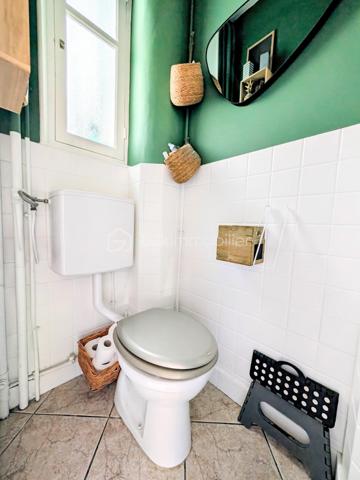 ✨COUP DE CŒUR – MAISON T7 AVEC 5 CHAMBRES, GRANDE TERRASSE, ATELIER ET PARKINGS – À 2 MINUTES À PIED DE LA PLACE LUTON

Une maison familiale pleine de charme, des volumes généreux et un emplacement privilégié !
À seulement 2 minutes à pied de la Place Luton, dans une rue particulièrement calme et agréable, découvrez cette belle maison T7 qui conjugue à merveille espace, fonctionnalité et potentiel.
Dès l’entrée, vous serez séduit par ses beaux volumes et son atmosphère chaleureuse. La maison offre une configuration idéale pour une famille à la recherche d’espace, avec 5 chambres, permettant également d’envisager aisément un bureau, une chambre d’amis ou un espace dédié au télétravail.

🏠UNE MAISON PENSÉE POUR LA VIE DE FAMILLE

La maison se compose notamment de :

5 chambres, dont une agréable chambre parentale disposant de sa propre salle de bains 
1 salle de douche supplémentaire 
2 WC indépendants, l’un au rez-de-chaussée et l’autre à l’étage 
une lingerie, particulièrement pratique au quotidien 
une cuisine fonctionnelle avec four, micro-ondes, lave-vaisselle et hotte 
une arrière-cuisine offrant un espace supplémentaire très appréciable 
une cave pour le stockage et le rangement.

Le charme est également au rendez-vous avec la présence de parquet massif, qui apporte chaleur et élégance aux espaces de vie.

🪴UN EXTÉRIEUR QUI FAIT LA DIFFÉRENCE

À l'arrière de la maison, vous profiterez d'une très grande terrasse, véritable prolongement des espaces de vie.
Un lieu idéal pour partager des repas en famille ou entre amis, profiter des beaux jours, aménager un espace repas, un salon extérieur ou simplement savourer un moment de tranquillité.
Dans la cour, vous découvrirez également un très grand atelier, offrant un potentiel exceptionnel.
Sa superficie et ses possibilités permettent d'imaginer de nombreux projets :
atelier d'artiste, espace de bricolage, salle de sport, salle de jeux, bureau, espace professionnel, stockage ou même création d'un studio.
Un ancien coffre-fort est également présent dans cet atelier, apportant une touche originale et pleine de caractère à ce lieu.
La toiture de l'atelier a été entièrement refaite en mars 2026, vous permettant de profiter d'un bâtiment extérieur parfaitement entretenu.

🌟CONFORT ET ÉQUIPEMENTS

La maison bénéficie de double vitrage ainsi que de volets roulants électriques.
Le chauffage est assuré par une chaudière gaz de ville, qui fonctionne parfaitement accompagné d'un thermostat d'ambiance.
La production d'eau chaude est assurée par un ballon électrique de grande capacité.
DPE : D – GES : D

🅿️STATIONNEMENT : UN VÉRITABLE ATOUT

Autre avantage particulièrement recherché dans le secteur : 2 places de parking en sous-sol couvert, situées face à la maison.
Ces deux places sont proposées dans le cadre d'un bail de location, au tarif de 55 € par place et par mois, soit 110 € mensuels pour les deux places.
Il est également possible de ne louer qu'une seule place, selon vos besoins.

🛍️LES PETITS DÉTAILS QUI RESTENT
Parce que ce sont souvent les détails qui donnent une véritable âme à une maison, les appliques et lustres présents dans la maison resteront sur place, tout comme le superbe dressing bleu réalisé entièrement sur mesure, parfaitement intégré à l'espace.

🥇UNE LOCALISATION IDÉALE

Profiter du calme d'une rue résidentielle tout en étant à seulement 2 minutes à pied de la Place Luton, c'est l'un des véritables points forts de cette propriété.
Vous bénéficiez ainsi d'un environnement pratique au quotidien, tout en conservant le calme et l'intimité recherchés pour une maison familiale.
Taxe foncière : 1 560 €

🏘️UNE MAISON À DÉCOUVRIR SANS TARDER

Avec ses 5 chambres, ses beaux volumes, sa très grande terrasse, son atelier aux multiples possibilités, sa cave, ses deux salles d'eau, ses deux WC, ses stationnements à proximité immédiate et son emplacement privilégié, cette maison T7 offre une combinaison particulièrement rare.
Une maison familiale, chaleureuse et évolutive, qui saura s'adapter à de nombreux projets de vie.

À découvrir rapidement !