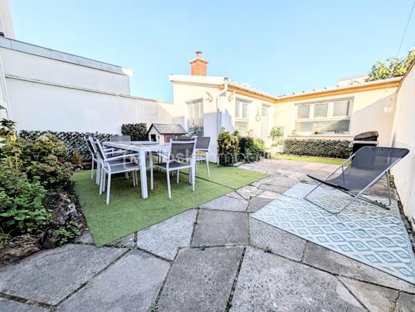 ✨COUP DE CŒUR – MAISON T7 AVEC 5 CHAMBRES, GRANDE TERRASSE, ATELIER ET PARKINGS – À 2 MINUTES À PIED DE LA PLACE LUTON

Une maison familiale pleine de charme, des volumes généreux et un emplacement privilégié !
À seulement 2 minutes à pied de la Place Luton, dans une rue particulièrement calme et agréable, découvrez cette belle maison T7 qui conjugue à merveille espace, fonctionnalité et potentiel.
Dès l’entrée, vous serez séduit par ses beaux volumes et son atmosphère chaleureuse. La maison offre une configuration idéale pour une famille à la recherche d’espace, avec 5 chambres, permettant également d’envisager aisément un bureau, une chambre d’amis ou un espace dédié au télétravail.

🏠UNE MAISON PENSÉE POUR LA VIE DE FAMILLE

La maison se compose notamment de :

5 chambres, dont une agréable chambre parentale disposant de sa propre salle de bains 
1 salle de douche supplémentaire 
2 WC indépendants, l’un au rez-de-chaussée et l’autre à l’étage 
une lingerie, particulièrement pratique au quotidien 
une cuisine fonctionnelle avec four, micro-ondes, lave-vaisselle et hotte 
une arrière-cuisine offrant un espace supplémentaire très appréciable 
une cave pour le stockage et le rangement.

Le charme est également au rendez-vous avec la présence de parquet massif, qui apporte chaleur et élégance aux espaces de vie.

🪴UN EXTÉRIEUR QUI FAIT LA DIFFÉRENCE

À l'arrière de la maison, vous profiterez d'une très grande terrasse, véritable prolongement des espaces de vie.
Un lieu idéal pour partager des repas en famille ou entre amis, profiter des beaux jours, aménager un espace repas, un salon extérieur ou simplement savourer un moment de tranquillité.
Dans la cour, vous découvrirez également un très grand atelier, offrant un potentiel exceptionnel.
Sa superficie et ses possibilités permettent d'imaginer de nombreux projets :
atelier d'artiste, espace de bricolage, salle de sport, salle de jeux, bureau, espace professionnel, stockage ou même création d'un studio.
Un ancien coffre-fort est également présent dans cet atelier, apportant une touche originale et pleine de caractère à ce lieu.
La toiture de l'atelier a été entièrement refaite en mars 2026, vous permettant de profiter d'un bâtiment extérieur parfaitement entretenu.

🌟CONFORT ET ÉQUIPEMENTS

La maison bénéficie de double vitrage ainsi que de volets roulants électriques.
Le chauffage est assuré par une chaudière gaz de ville, qui fonctionne parfaitement accompagné d'un thermostat d'ambiance.
La production d'eau chaude est assurée par un ballon électrique de grande capacité.
DPE : D – GES : D

🅿️STATIONNEMENT : UN VÉRITABLE ATOUT

Autre avantage particulièrement recherché dans le secteur : 2 places de parking en sous-sol couvert, situées face à la maison.
Ces deux places sont proposées dans le cadre d'un bail de location, au tarif de 55 € par place et par mois, soit 110 € mensuels pour les deux places.
Il est également possible de ne louer qu'une seule place, selon vos besoins.

🛍️LES PETITS DÉTAILS QUI RESTENT
Parce que ce sont souvent les détails qui donnent une véritable âme à une maison, les appliques et lustres présents dans la maison resteront sur place, tout comme le superbe dressing bleu réalisé entièrement sur mesure, parfaitement intégré à l'espace.

🥇UNE LOCALISATION IDÉALE

Profiter du calme d'une rue résidentielle tout en étant à seulement 2 minutes à pied de la Place Luton, c'est l'un des véritables points forts de cette propriété.
Vous bénéficiez ainsi d'un environnement pratique au quotidien, tout en conservant le calme et l'intimité recherchés pour une maison familiale.
Taxe foncière : 1 560 €

🏘️UNE MAISON À DÉCOUVRIR SANS TARDER

Avec ses 5 chambres, ses beaux volumes, sa très grande terrasse, son atelier aux multiples possibilités, sa cave, ses deux salles d'eau, ses deux WC, ses stationnements à proximité immédiate et son emplacement privilégié, cette maison T7 offre une combinaison particulièrement rare.
Une maison familiale, chaleureuse et évolutive, qui saura s'adapter à de nombreux projets de vie.

À découvrir rapidement !