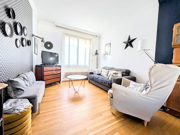 ✨COUP DE CŒUR – MAISON T7 AVEC 5 CHAMBRES, GRANDE TERRASSE, ATELIER ET PARKINGS – À 2 MINUTES À PIED DE LA PLACE LUTON

Une maison familiale pleine de charme, des volumes généreux et un emplacement privilégié !
À seulement 2 minutes à pied de la Place Luton, dans une rue particulièrement calme et agréable, découvrez cette belle maison T7 qui conjugue à merveille espace, fonctionnalité et potentiel.
Dès l’entrée, vous serez séduit par ses beaux volumes et son atmosphère chaleureuse. La maison offre une configuration idéale pour une famille à la recherche d’espace, avec 5 chambres, permettant également d’envisager aisément un bureau, une chambre d’amis ou un espace dédié au télétravail.

🏠UNE MAISON PENSÉE POUR LA VIE DE FAMILLE

La maison se compose notamment de :

5 chambres, dont une agréable chambre parentale disposant de sa propre salle de bains 
1 salle de douche supplémentaire 
2 WC indépendants, l’un au rez-de-chaussée et l’autre à l’étage 
une lingerie, particulièrement pratique au quotidien 
une cuisine fonctionnelle avec four, micro-ondes, lave-vaisselle et hotte 
une arrière-cuisine offrant un espace supplémentaire très appréciable 
une cave pour le stockage et le rangement.

Le charme est également au rendez-vous avec la présence de parquet massif, qui apporte chaleur et élégance aux espaces de vie.

🪴UN EXTÉRIEUR QUI FAIT LA DIFFÉRENCE

À l'arrière de la maison, vous profiterez d'une très grande terrasse, véritable prolongement des espaces de vie.
Un lieu idéal pour partager des repas en famille ou entre amis, profiter des beaux jours, aménager un espace repas, un salon extérieur ou simplement savourer un moment de tranquillité.
Dans la cour, vous découvrirez également un très grand atelier, offrant un potentiel exceptionnel.
Sa superficie et ses possibilités permettent d'imaginer de nombreux projets :
atelier d'artiste, espace de bricolage, salle de sport, salle de jeux, bureau, espace professionnel, stockage ou même création d'un studio.
Un ancien coffre-fort est également présent dans cet atelier, apportant une touche originale et pleine de caractère à ce lieu.
La toiture de l'atelier a été entièrement refaite en mars 2026, vous permettant de profiter d'un bâtiment extérieur parfaitement entretenu.

🌟CONFORT ET ÉQUIPEMENTS

La maison bénéficie de double vitrage ainsi que de volets roulants électriques.
Le chauffage est assuré par une chaudière gaz de ville, qui fonctionne parfaitement accompagné d'un thermostat d'ambiance.
La production d'eau chaude est assurée par un ballon électrique de grande capacité.
DPE : D – GES : D

🅿️STATIONNEMENT : UN VÉRITABLE ATOUT

Autre avantage particulièrement recherché dans le secteur : 2 places de parking en sous-sol couvert, situées face à la maison.
Ces deux places sont proposées dans le cadre d'un bail de location, au tarif de 55 € par place et par mois, soit 110 € mensuels pour les deux places.
Il est également possible de ne louer qu'une seule place, selon vos besoins.

🛍️LES PETITS DÉTAILS QUI RESTENT
Parce que ce sont souvent les détails qui donnent une véritable âme à une maison, les appliques et lustres présents dans la maison resteront sur place, tout comme le superbe dressing bleu réalisé entièrement sur mesure, parfaitement intégré à l'espace.

🥇UNE LOCALISATION IDÉALE

Profiter du calme d'une rue résidentielle tout en étant à seulement 2 minutes à pied de la Place Luton, c'est l'un des véritables points forts de cette propriété.
Vous bénéficiez ainsi d'un environnement pratique au quotidien, tout en conservant le calme et l'intimité recherchés pour une maison familiale.
Taxe foncière : 1 560 €

🏘️UNE MAISON À DÉCOUVRIR SANS TARDER

Avec ses 5 chambres, ses beaux volumes, sa très grande terrasse, son atelier aux multiples possibilités, sa cave, ses deux salles d'eau, ses deux WC, ses stationnements à proximité immédiate et son emplacement privilégié, cette maison T7 offre une combinaison particulièrement rare.
Une maison familiale, chaleureuse et évolutive, qui saura s'adapter à de nombreux projets de vie.

À découvrir rapidement !